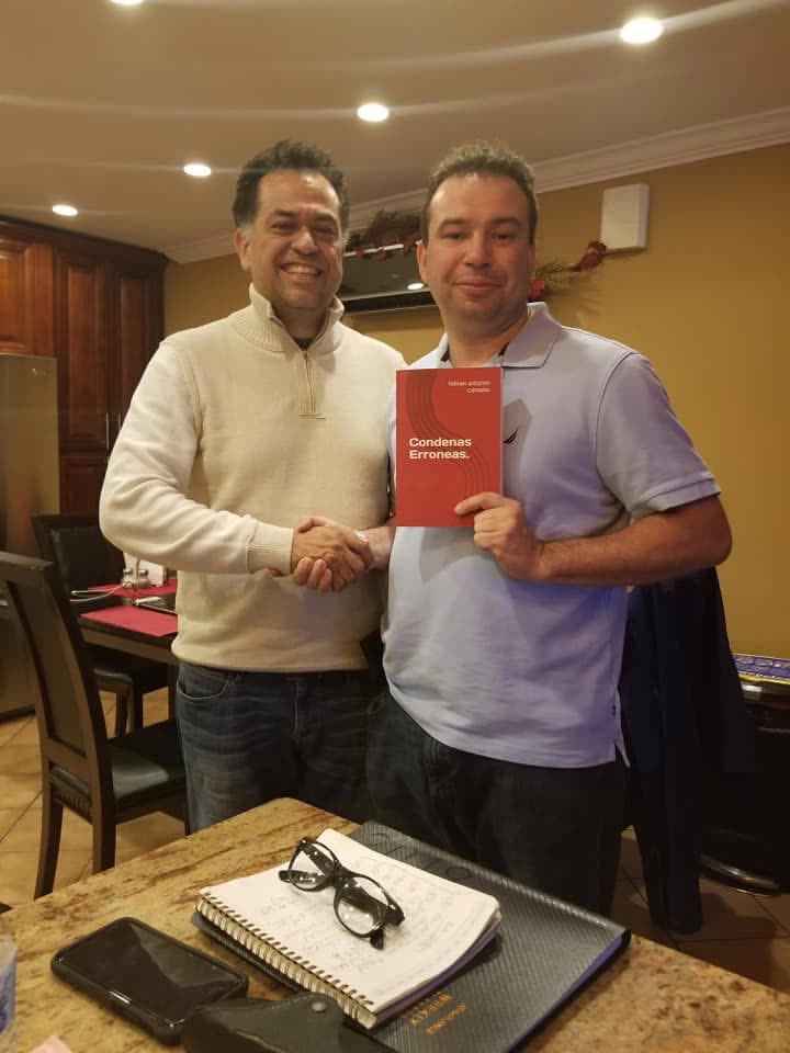 Fabián Camaño presentando su libro Condenas Erróneas