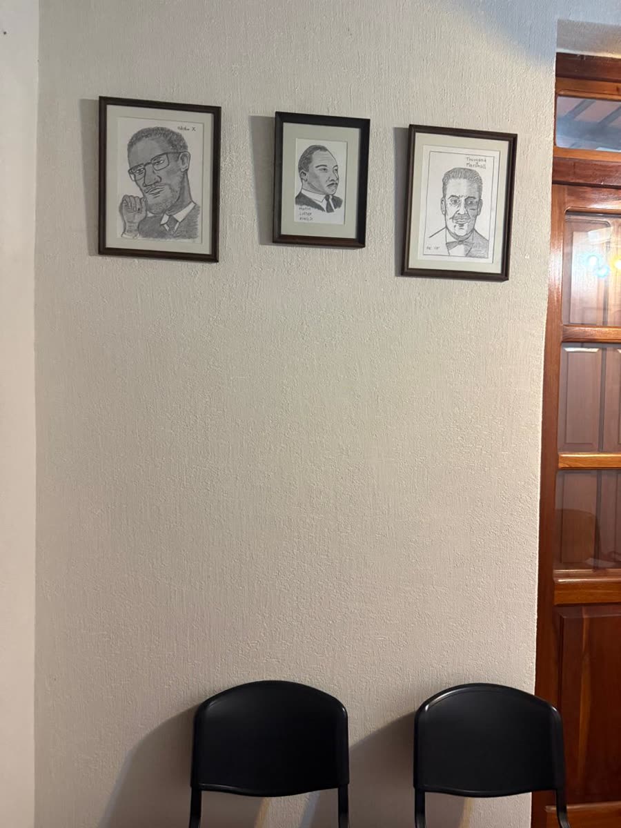 Dibujos de Malcolm X, Martin Luther King y Thurgood Marshall en el estudio